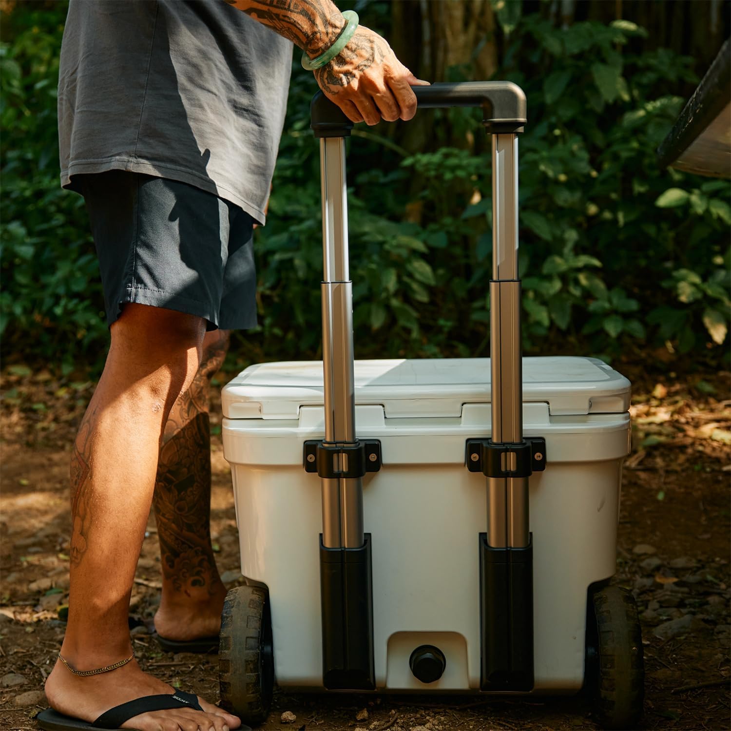 YETI Roadie 32 Wheeled Cooler 32qt Charcoal