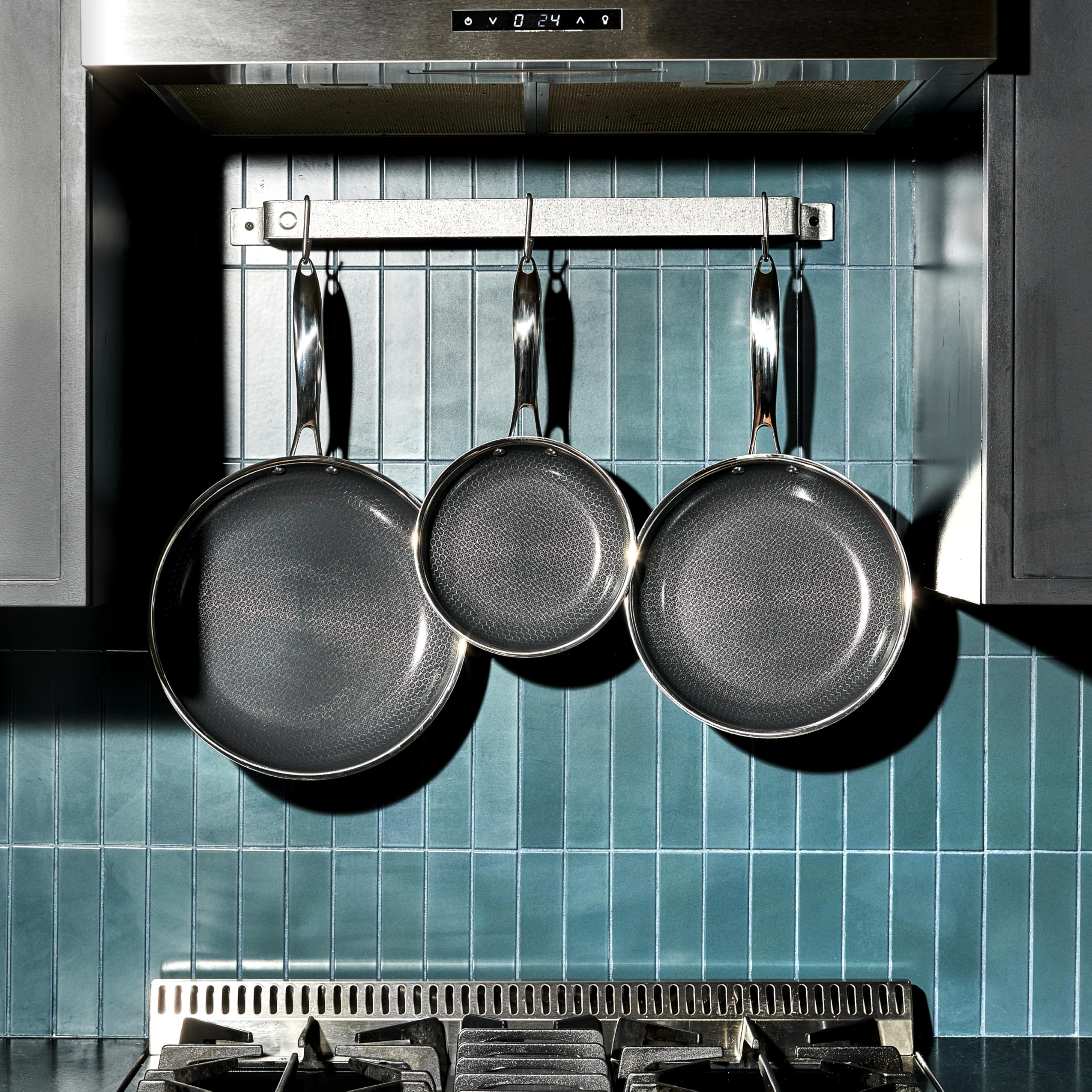 HexClad Hybrid Nonstick 6-Piece Fry Pan Set, 20 cm, 25 cm, and 30 cm Frying Pans with Tempered Glass Lids, Stay-Cool Handles, Dishwasher-Friendly, Induction Ready, Compatible with All Cooktops
